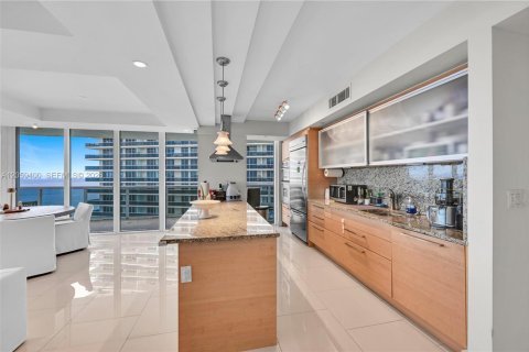 Condominio en alquiler en Hallandale Beach, Florida, 3 dormitorios, 193.05 m2 № 2339845 - foto 9