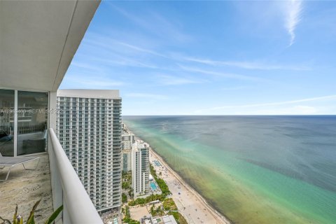 Condominio en alquiler en Hallandale Beach, Florida, 3 dormitorios, 193.05 m2 № 2339845 - foto 24