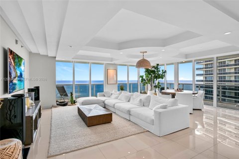 Condominio en alquiler en Hallandale Beach, Florida, 3 dormitorios, 193.05 m2 № 2339845 - foto 3