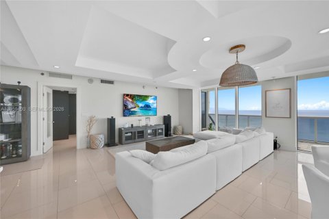 Condominio en alquiler en Hallandale Beach, Florida, 3 dormitorios, 193.05 m2 № 2339845 - foto 5