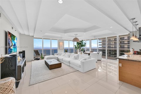 Condominio en alquiler en Hallandale Beach, Florida, 3 dormitorios, 193.05 m2 № 2339845 - foto 2