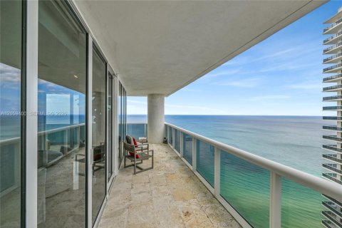 Condominio en alquiler en Hallandale Beach, Florida, 3 dormitorios, 193.05 m2 № 2339845 - foto 23