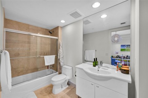 Condominio en alquiler en Hallandale Beach, Florida, 3 dormitorios, 193.05 m2 № 2339845 - foto 18