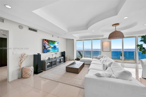 Condominio en alquiler en Hallandale Beach, Florida, 3 dormitorios, 193.05 m2 № 2339845 - foto 4