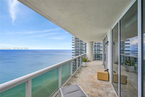 Condominio en alquiler en Hallandale Beach, Florida, 3 dormitorios, 193.05 m2 № 2339845 - foto 27