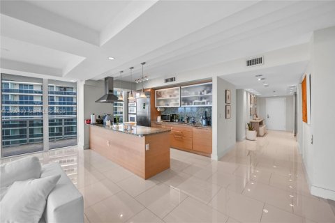 Condominio en alquiler en Hallandale Beach, Florida, 3 dormitorios, 193.05 m2 № 2339845 - foto 8