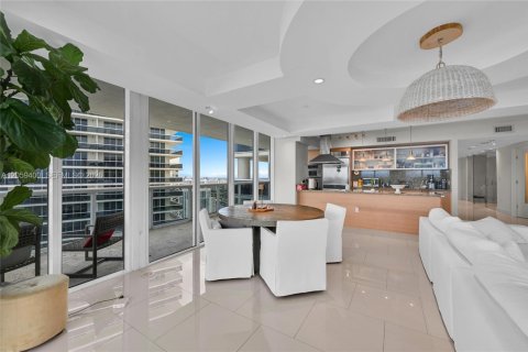Condominio en alquiler en Hallandale Beach, Florida, 3 dormitorios, 193.05 m2 № 2339845 - foto 12