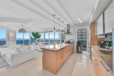 Condominio en alquiler en Hallandale Beach, Florida, 3 dormitorios, 193.05 m2 № 2339845 - foto 10