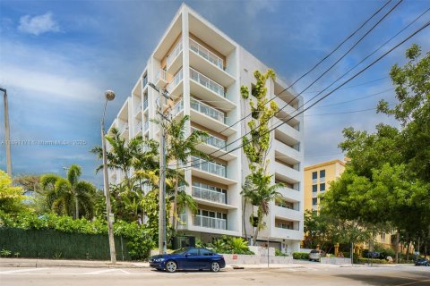 Condo in Miami, Florida, 1 bedroom  № 1944535 - photo 1