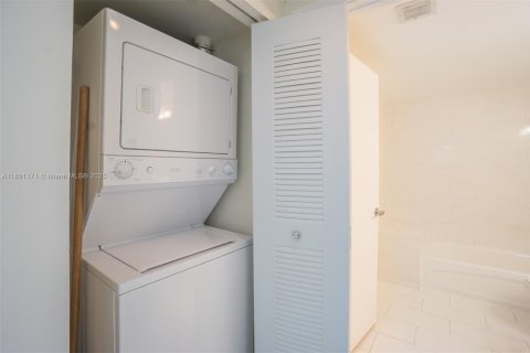 Condo in Miami, Florida, 1 bedroom  № 1944535 - photo 9