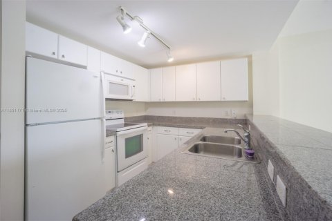 Condo in Miami, Florida, 1 bedroom  № 1944535 - photo 5