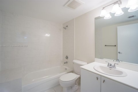 Condo in Miami, Florida, 1 bedroom  № 1944535 - photo 8