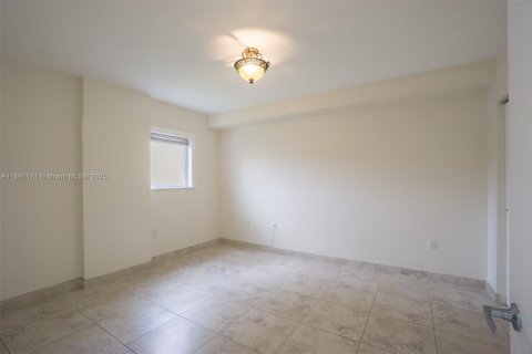 Condo in Miami, Florida, 1 bedroom  № 1944535 - photo 6