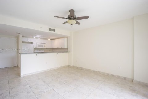 Condo in Miami, Florida, 1 bedroom  № 1944535 - photo 2