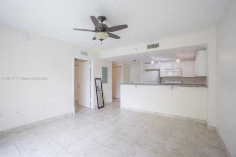 Condo in Miami, Florida, 1 bedroom  № 1944535 - photo 3