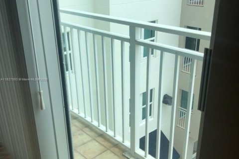 Condo in Coral Gables, Florida, 1 bedroom  № 1939674 - photo 17