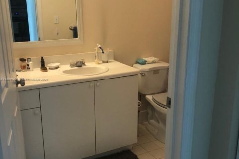 Condo in Coral Gables, Florida, 1 bedroom  № 1939674 - photo 14