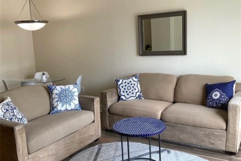 Condo in Coral Gables, Florida, 1 bedroom  № 1939674 - photo 4