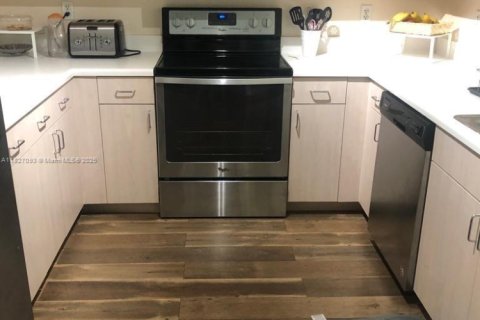 Condo in Coral Gables, Florida, 1 bedroom  № 1939674 - photo 9