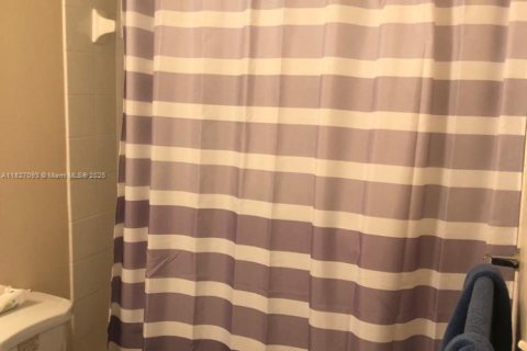 Condo in Coral Gables, Florida, 1 bedroom  № 1939674 - photo 15