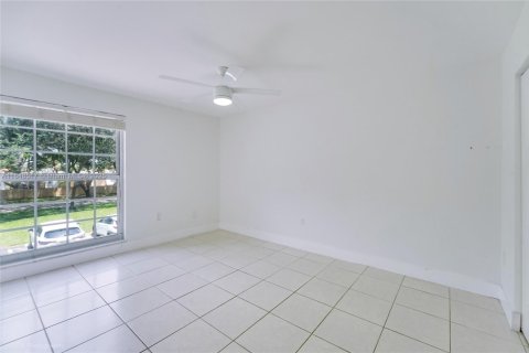 Condo in Miami Lakes, Florida, 2 bedrooms  № 1852023 - photo 13
