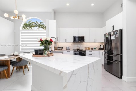 Снять в аренду виллу или дом в Уэстон, Флорида 5 спален, 246.84м2, № 2066445 - фото 11