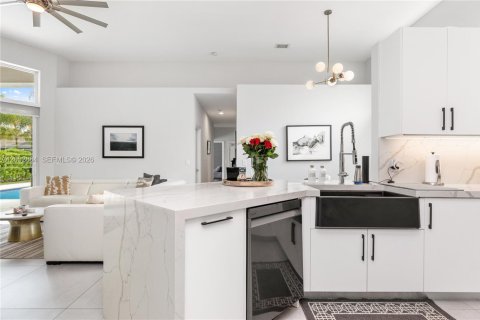 Снять в аренду виллу или дом в Уэстон, Флорида 5 спален, 246.84м2, № 2066445 - фото 10