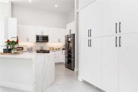 Снять в аренду виллу или дом в Уэстон, Флорида 5 спален, 246.84м2, № 2066445 - фото 12