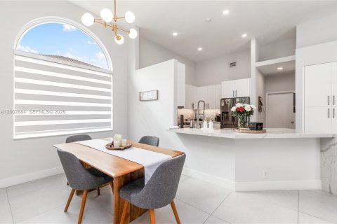 Снять в аренду виллу или дом в Уэстон, Флорида 5 спален, 246.84м2, № 2066445 - фото 16