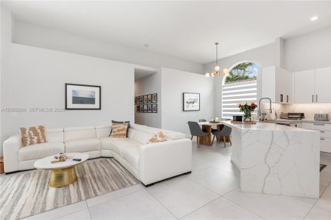 Снять в аренду виллу или дом в Уэстон, Флорида 5 спален, 246.84м2, № 2066445 - фото 18