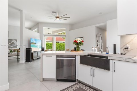 Снять в аренду виллу или дом в Уэстон, Флорида 5 спален, 246.84м2, № 2066445 - фото 13