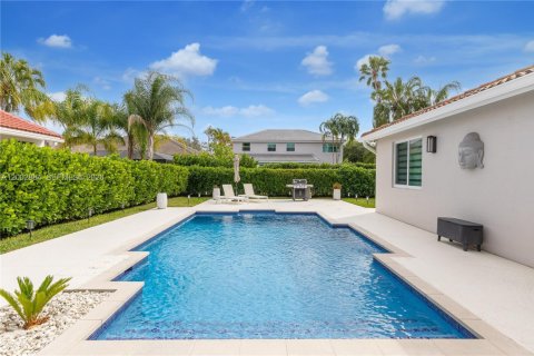 Снять в аренду виллу или дом в Уэстон, Флорида 5 спален, 246.84м2, № 2066445 - фото 2