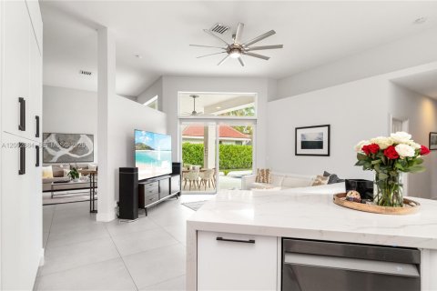 Снять в аренду виллу или дом в Уэстон, Флорида 5 спален, 246.84м2, № 2066445 - фото 14