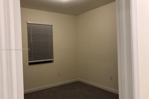 Townhouse in Hialeah, Florida 3 bedrooms, 152.73 sq.m. № 2013164 - photo 16