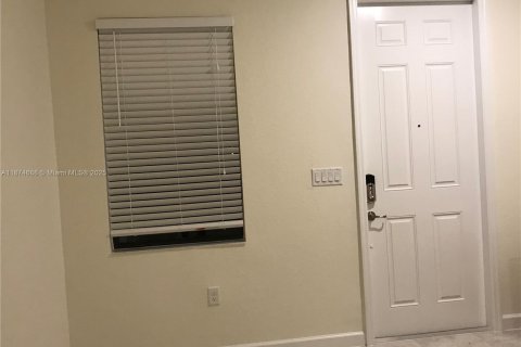 Townhouse in Hialeah, Florida 3 bedrooms, 152.73 sq.m. № 2013164 - photo 5