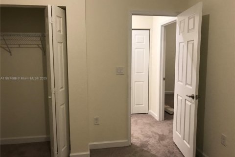 Townhouse in Hialeah, Florida 3 bedrooms, 152.73 sq.m. № 2013164 - photo 10