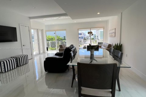 House in Key Largo, Florida 3 bedrooms, 159.42 sq.m. № 1770404 - photo 10