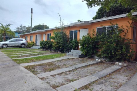 Apartamento en alquiler en Miami, Florida, 2 dormitorios, 257.71 m2 № 2010472 - foto 2