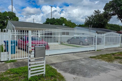 Купить виллу или дом в Майами, Флорида 4 спальни, 99.03м2, № 1955742 - фото 2