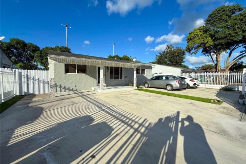 Купить виллу или дом в Майами, Флорида 4 спальни, 99.03м2, № 1955742 - фото 1