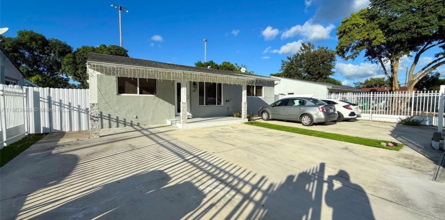 Дом в Майами, Флорида 4 спальни, 99.03м2 № 1955742