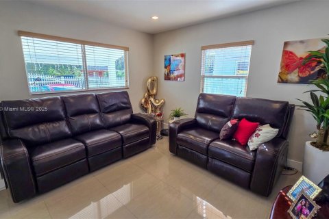 Casa en venta en Miami, Florida, 4 dormitorios, 99.03 m2 № 1955742 - foto 4