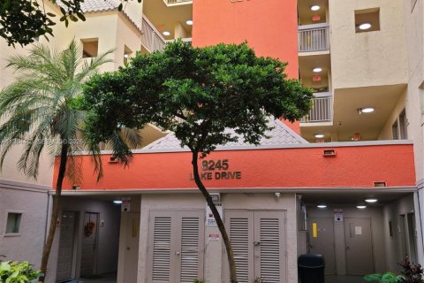 Кондоминиум с 1 спальней в Дорал, Флорида № 2045704