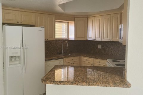 Снять в аренду кондоминиум в Дорал, Флорида 1 спальня, 75.25м2, № 2045704 - фото 2