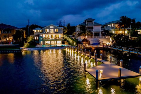 House in Tequesta, Florida 6 bedrooms, 462.65 sq.m. № 1155872 - photo 1