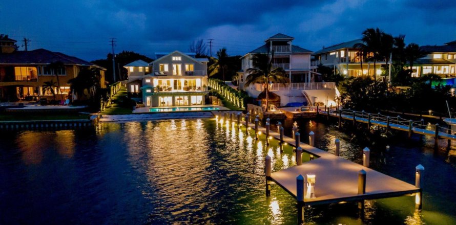 House in Tequesta, Florida 6 bedrooms, 462.65 sq.m. № 1155872