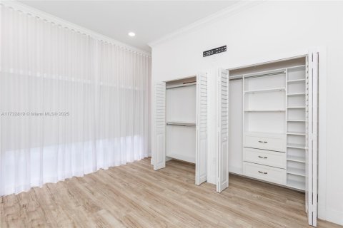 House in Miami, Florida 3 bedrooms, 170.85 sq.m. № 1729070 - photo 23