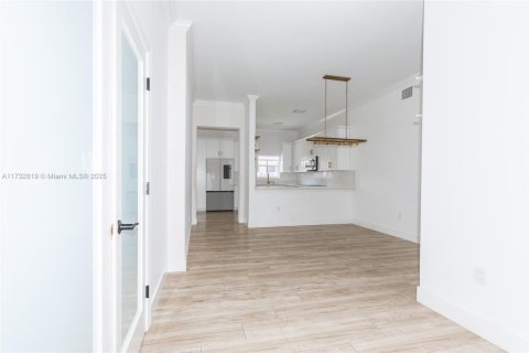 House in Miami, Florida 3 bedrooms, 170.85 sq.m. № 1729070 - photo 13