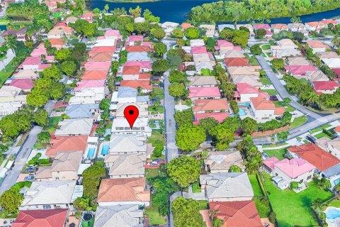 House in Miami, Florida 3 bedrooms, 170.85 sq.m. № 1729070 - photo 2