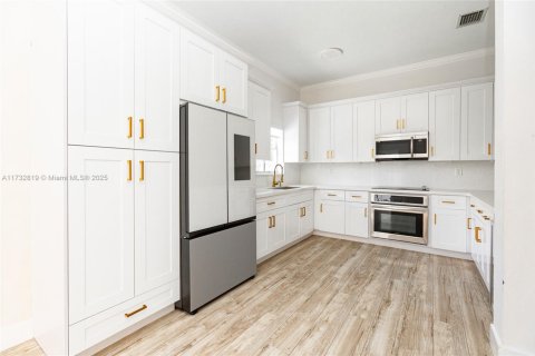 House in Miami, Florida 3 bedrooms, 170.85 sq.m. № 1729070 - photo 17